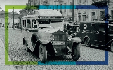 Zdjęcie archiwalne. Na nim przedwojenny autobus.