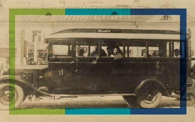 Zdjęcie archiwalne. Na nim przedwojenny autobus.