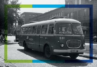 Zdjęcie archiwalne. Na nim autobus zwany Ogórkiem.