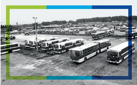 Zdjęcie archiwalne. Widok z góry na zajezdnię, na której stoi wiele autobusów.