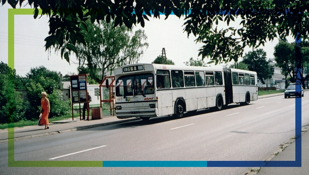 Zdjęcie archiwalne. Autobus przegubowy marki Heuliez zadysponowany w linii 11 stojący na przystanku. Na zewnątrz słoneczna, ładna pogoda.