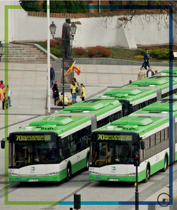 Zdjęcie archiwalne. Na nim widok na Rynek Kościuszki, na którym ustawione są nowo zakupione autobusy marki Solaris.