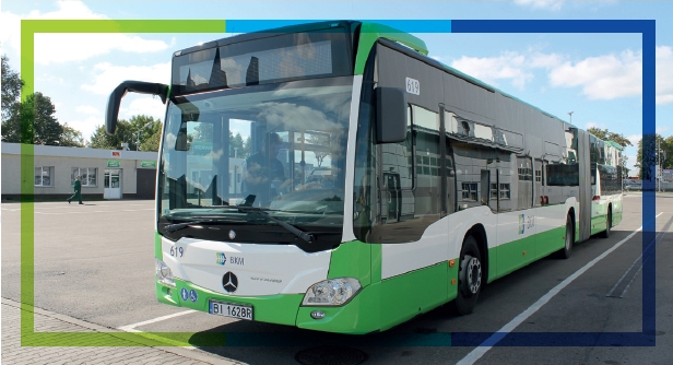Zdjęcie archiwalne. Na nim autobus przegubowy marki Mercedes.