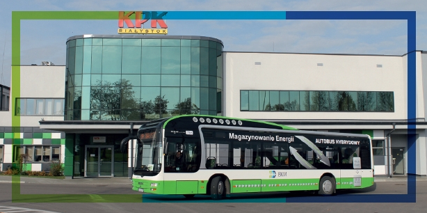 Zdjęcie archiwalne. Na nim autobus hybrydowy marki MAN przed siedzibą spółki przewozowej KPK.