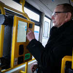 Zbigniew Nikitorowicz zakupuje bilet w biletomacie umieszczonym w autobusie.